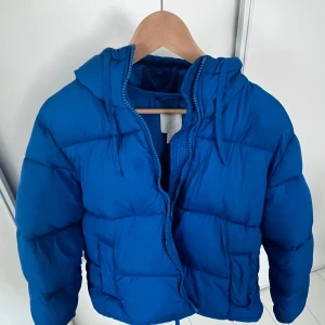 PUFFER JACKET - Slutsåld på hemsidan i S. Köpt för 699 kr. Har en fläck på vänster sida som syns på bild därav priset.