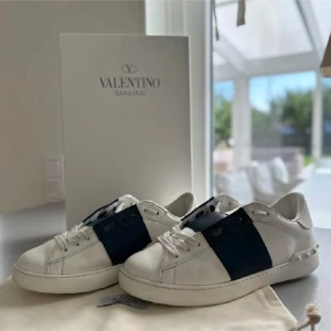 VALENTINO OPEN SKOR - Tjena! Säljer dessa riktigt feta valentino skor som jag köpte på plick för 2250 innan sommaren men de passar inte längre. Dustbag och skokartongen följer såklart med🔥💯