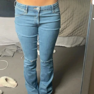Lågmidjade jeans med hål - Säljer dessa jeans eftersom dem inte kommit till använde särskilt mycket💕  jag är 166cm och dem sitter perfekt på mig! Midjemått 36 innerbenslängd 80