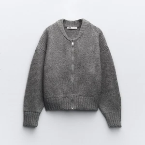 Stickad kofta  - Säljer min superfina och mysiga kofta från zara som är i jättefin kvalite! Köpt förra vintern men bara använd en fåtal gånger så i nyskick! Köpt för 560🩶skriv för fler bilder!