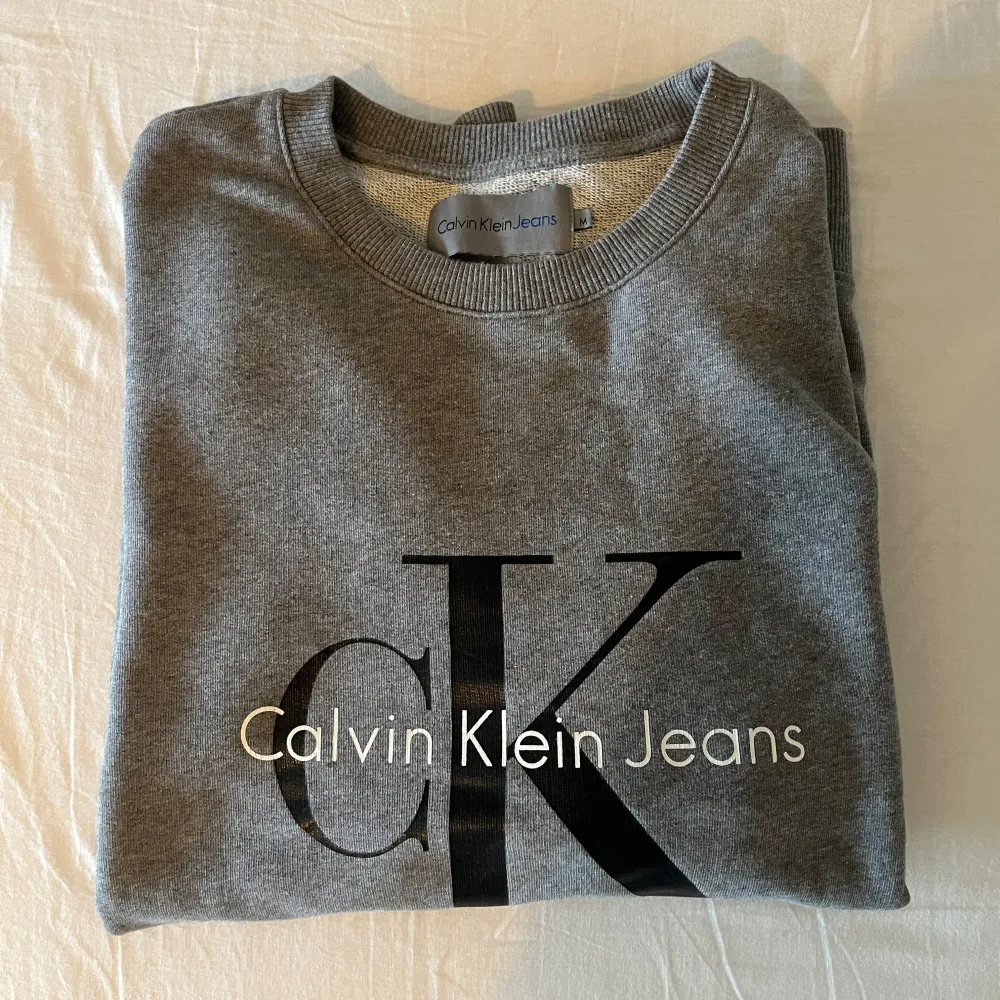 Grå Calvin Klein sweatshirt i storlek M  Sparsamt använd utan synliga brister eller defekter.  Nypris 1000kr  Säljs då jag inte längre använder den.. Tröjor & Koftor.