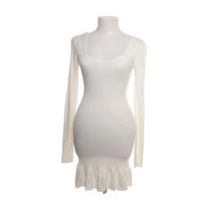 Stickad klänning  - Vit stickad klänning aldrig andvänd