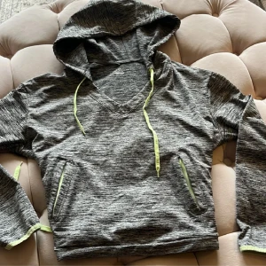 Tränings tröja - Säljer denna gråa tränings tröja från Bershka. Storlek S men passar även XS. Använd ca 1-3 gånger, nytvättad inför köp. Lite tjockare material, perfekt om man springer ute på vintern!!❤️