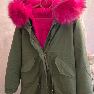 Jackan med Päls rosa  - Jackan  är ny, passar storlek S och M. Jackan kommer från ett rökfritt hem! Päls är riktigt! 