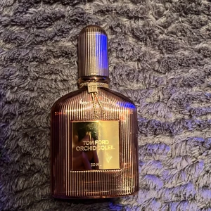 TOM FORD ORCHID SOLEIL - Har ingen box till har slängt den. Köptes för 1,2tusen för en 30ml. Änvänd typ 5ml så 25ml kvar i den. Väldigt fin stark blommig tjej doft.