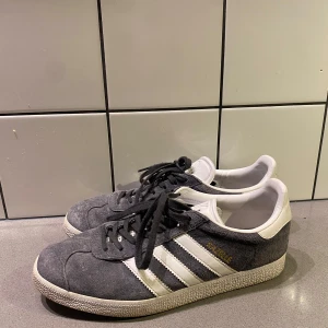 Adidas gazelle skor - Helt okej skick sparsamt använda. Kan dock fräschas upp med mocka borste och annat.