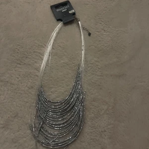 Halsband  - Halsband med pärlor, priset går att diskutera 