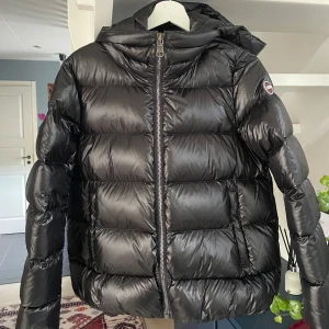 Ny Colmar jacka - Ny jacka utan prislapp, köpt detta år men aldrig använd😊Den är i storlek M men skulle säga att den passar mer som S! Skriv för fler bilder, och pris kan diskuteras🥰 Köpt för 4000