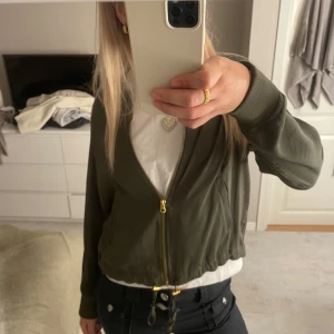 Grön kofta  - As snygg kofta från hm, mycket bra skick💞