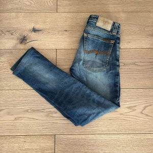Nudie jeans - Nudie jeans ljusblåa. Storlek W24 L32. Fint skick på jeansen, inga hål eller något sånt. Skriv om ni har några frågor!