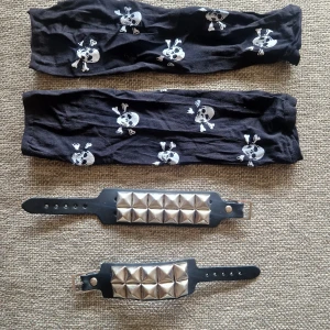 Arm assecoarer - Ett par pirat atmvärmare köpta på kostymbutik och aldrig använda - 20 kr. Nitarmband i två olika storlekar, ett är totalt 21cm långt och andra är 25cm! - 50 kr/styck Går att få allt för 100!