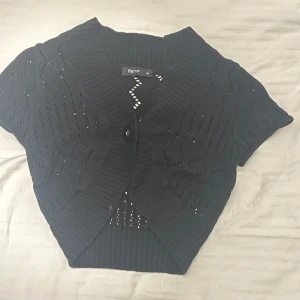 supersöt bolero - jag säljer en bolero från flame som är i nyskick!💗 jag köpte den för 250 men säljer för bara 100kr!💗💗 den är i storlek xs, men skulle säga att den funkar även på mig som är storlek s!  det är bara att skriva om man har några frågor!💗