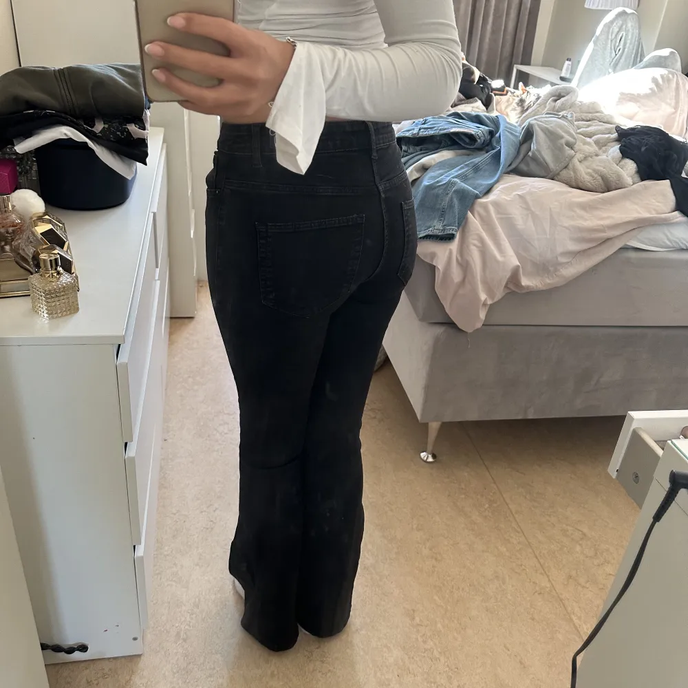 Vero Moda i jeans i modellen VMflash, i storlek S, långa på mig som är 168 cm. Jeans & Byxor.