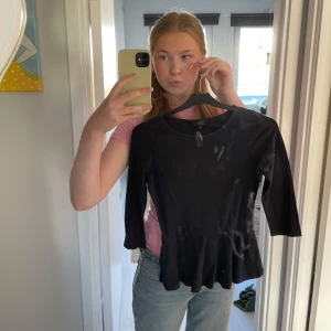 Svart trekvarts arm topp från Bik Bok - Säljer en stilren mörkblå trekvarts arm topp från Bik Bok. Perfekt för både vardag och fest! Den är i storlek S och har en skön passform. Toppen är i bra skick och redo för en ny ägare. (Spegeln är smutsig, inte plagget)