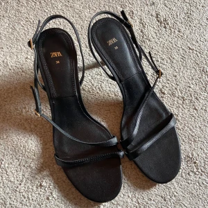 Sandaletter i skinn - Från Zara. Fint skick. Storlek 38, men fungerar även för 37🥰