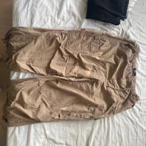 Jaded London Cargo Pants (Parachute) - Suuuuperbaggy Jaded byxor, går att tajta till i botten så de sitter sådär snyggt över skorna. I nyskick, knappt använda! Storlek L och går att justera storleken ganska ordentligt. Pris går att diskutera!