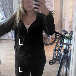 Gina Tricot set - Svart  Gina tricot set Har 3st byxor i L  Och 1 tröja i L och en i S 