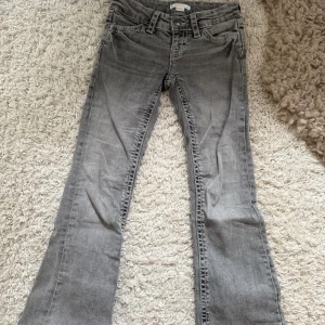 Ljusgråa jeans detalj på fickorna - Fina ljusgråa jeans med en vit detalj runt fickorna, i nyskick, oanvända. Säljer för att de är för små för mig. Från Gina tricot young i storlek 134