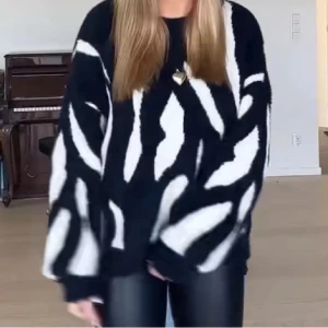 Stickad tröja - Säljer denna jättefina populära stickade tröjan som är helt ny!!