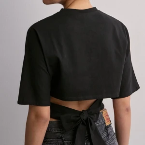 Nelly tröja med öppen rygg - Hejj,säljer denna jätte snygga tröjan från Nelly som har varit slutsåld ett tag. Den är köpt för 249 och säljer för 250kr💞💞den är oanvänd så det är därför priset e ganska högt 