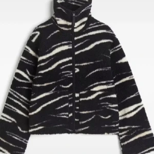 Teddy jacak - Teddy jacka köpt förra året på h&m, storlek xs. Inga defekter men tecken på användning🥰