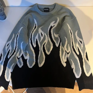 Flame knit - Riktigt ”eld” knit från Bershka   Storlek S-M  Skick 10/10  Användt typ 5 gånger   