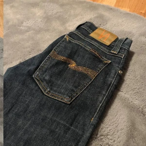 Nudie jeans - Säljer dessa stilrena mörka nudie jeans för endast 450, då de inte passar. 26/32. Inga defekter i princip nya. Kan även gå ned i pris vid snabb affär