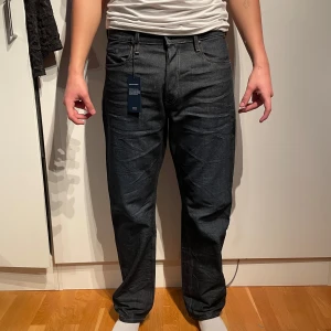 Jeans  - G-star jeans, oanvända  - Strl 32/33  Nypris 1699kr 