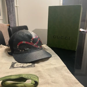 Gucci king snake keps  - Hej Säljer eller byter min Gucci king snake keps (helst mot en svart Gucci keps) pris kan diskuteras vid snabb affär 