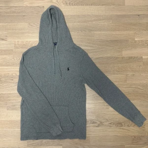 Ull hoodie från RF - Mycket skön ullhoodie (100% ull) från Ralph Lauren, perfekt inför kylan. Modellen är 183 och väger 75kg. Hoodien är i nyskick. Svart Ralph Lauren märke kontrasterar perfekt med den gråa färgen. Vid snabb affär kan pris diskuteras. 