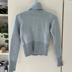 Polotröja - Varm polotröja🩵 superskön men kommer ej till användning mer babyblå i verkligheten, skriv privat om du har några frågor och pris är diskuterbart🫶