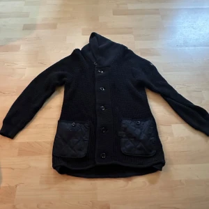 G-star cardigan - Säljer en riktigt snygg kofta som är från märket G-star raw som är ganska tjock och perfekt nu till hösten! Hör av er vid intresse!