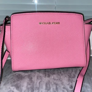 Rosa mk väska - Denna vara var en gåva som aldrig har använts.