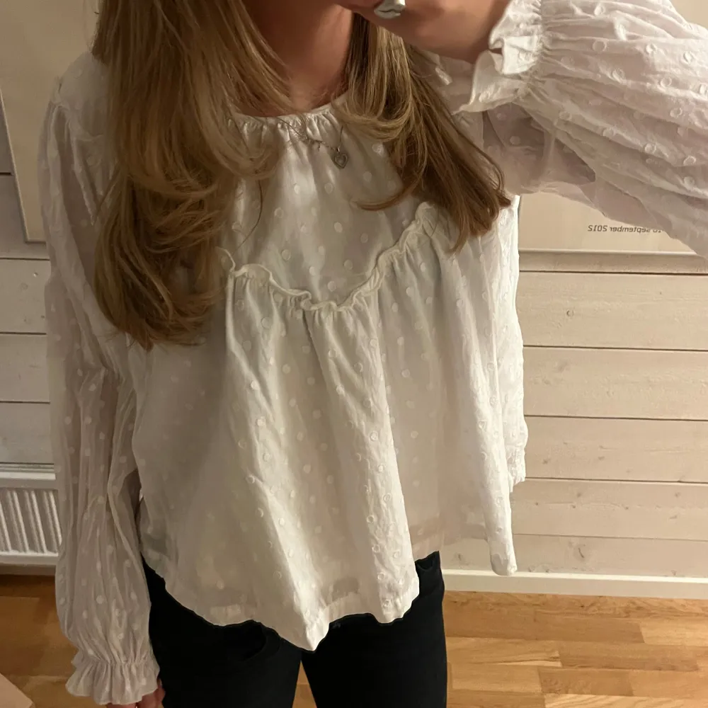 Jag säljer denna vita supersöta blus som passar till allt💕 den är köpt från Gina young och storlek 170, använd en gång och utan defekter 💕. Blusar.