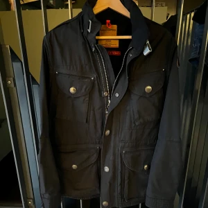 Parajumpers overshirt/höst/vår jacka - Riktigt unik och fet PJS masterpiece series jacka, passar bra till hösten/våren men även kallare tillfällen! Storlek M-slim fit så passar även S. Nypris 4999kr—Mitt pris 1499kr✅ Kom med bud! Kan tänka mig byten🤝🏼