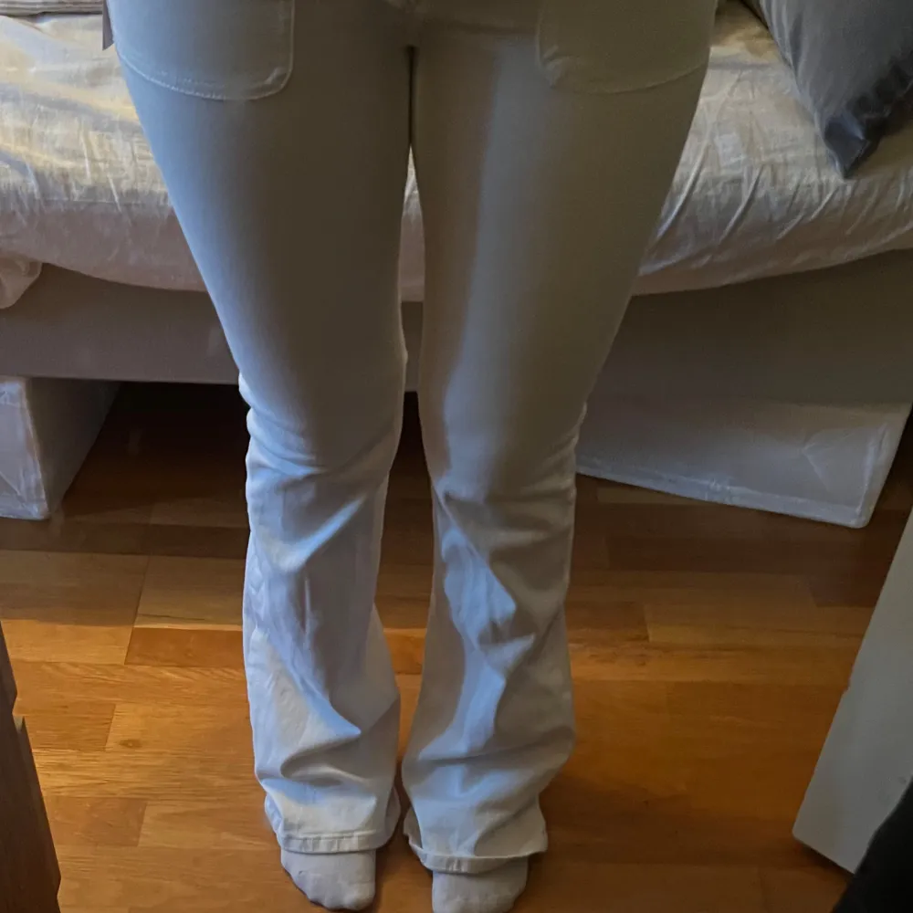 Skit snygga lågmidjade jeans från Nelly!! Vita lite bootcut med coola fickor. Dom är tyvärr för små för mig och lite långa, så dom är helt i nyskick med lappen kvar🤍🤍. Jeans & Byxor.