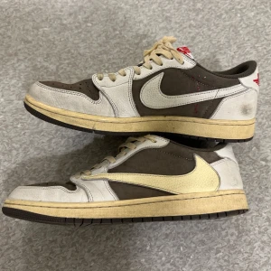 Travis Scott Air Jordan - Använts väl men har mycket liv kvar i sig! Storlek 45. Pris diskuteras vid smidig affär!