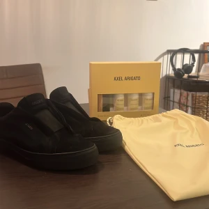 Helsvarta Arigatos   - Sjyssta,snygga och stilrena dojor som dock är använda. Pris kan diskuteras ✌️🤙