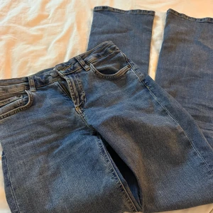 Zara bootcut jeans  - Super sköna lågmidjade jeans från Zara i storlek 34, använd några gånger☺️