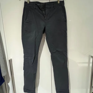 Dondup chinos  - Chinos från Dondup i marinblå färg stolen 29