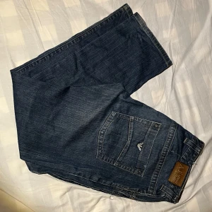 Armani Jeans - Säljer ett par snygga mörkblå Armani jeansbyxor. De har en klassisk bekväm passform. Perfekta för både vardag och fest! 🕺W 34 L32