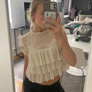Zara volang top - Säljer min fina Zara volang top med spets. Använd cirka två gånger då jag har flera liknande tröjor💗 köpt för 399