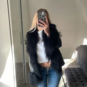 Zara jacka - Den är en väldigt fin läderfluffig jacka som är knappt använd och bara dammar 