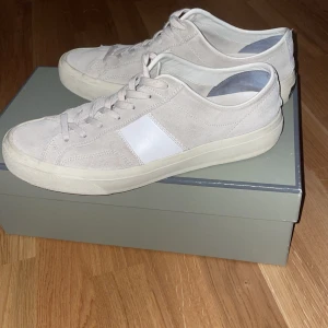 Tom Ford Cambridge  - Jag säljer ett par riktigt snygga Tom Ford skor. Skick: 8/10. Storlek: 41. Pris:2200. Nypris: 7200kr. Dustbag, skopåse och extrasnören följer med. Dm vid minsta fråga eller fundering. 😃😃