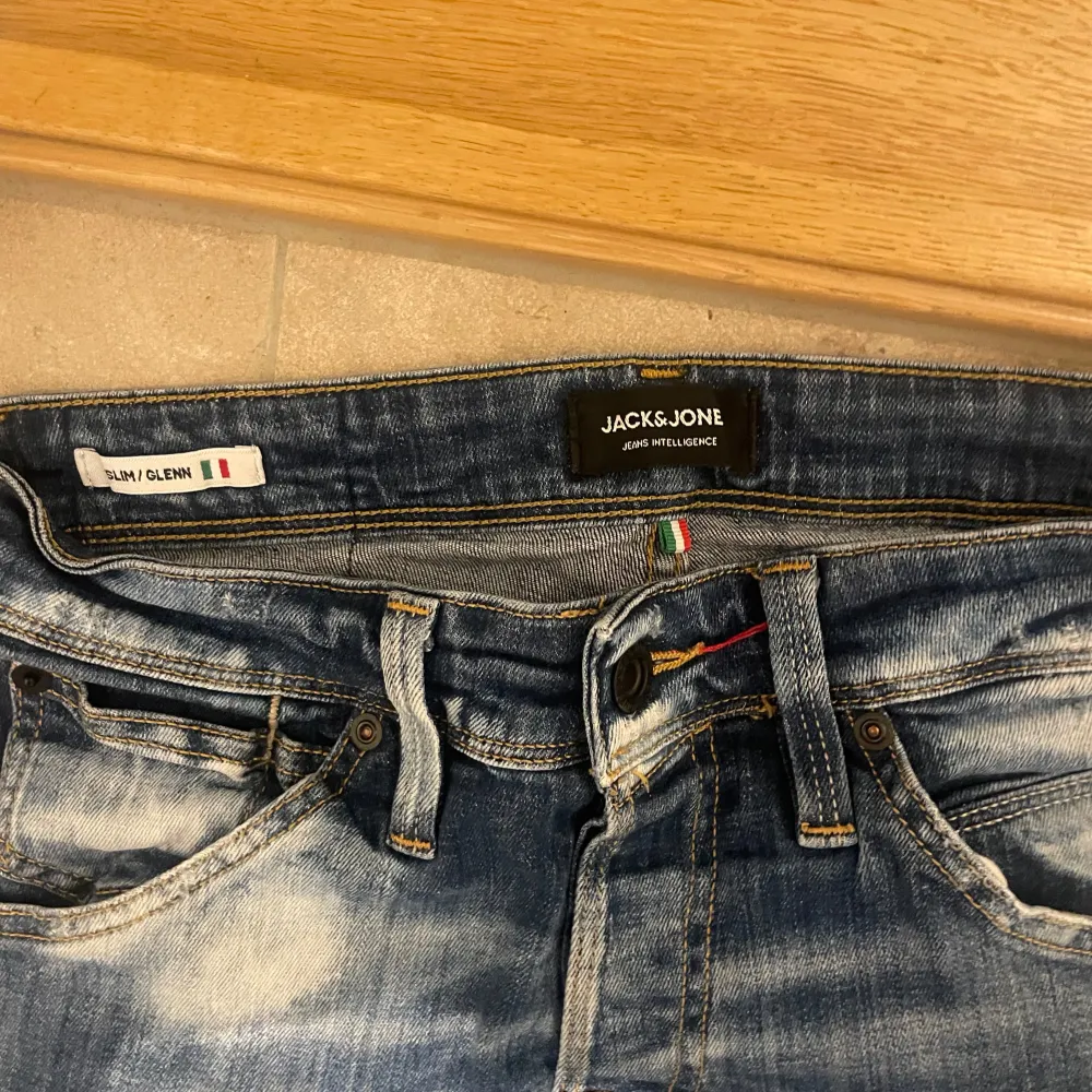 Säljer nu dessa unika Jack & Jones jeans i modellen slim Glenn. Storlek 29/30 men är små i storleken! Hör av dig vid fårgor, pris kan diskuteras vid snabb affär🙌. Jeans & Byxor.