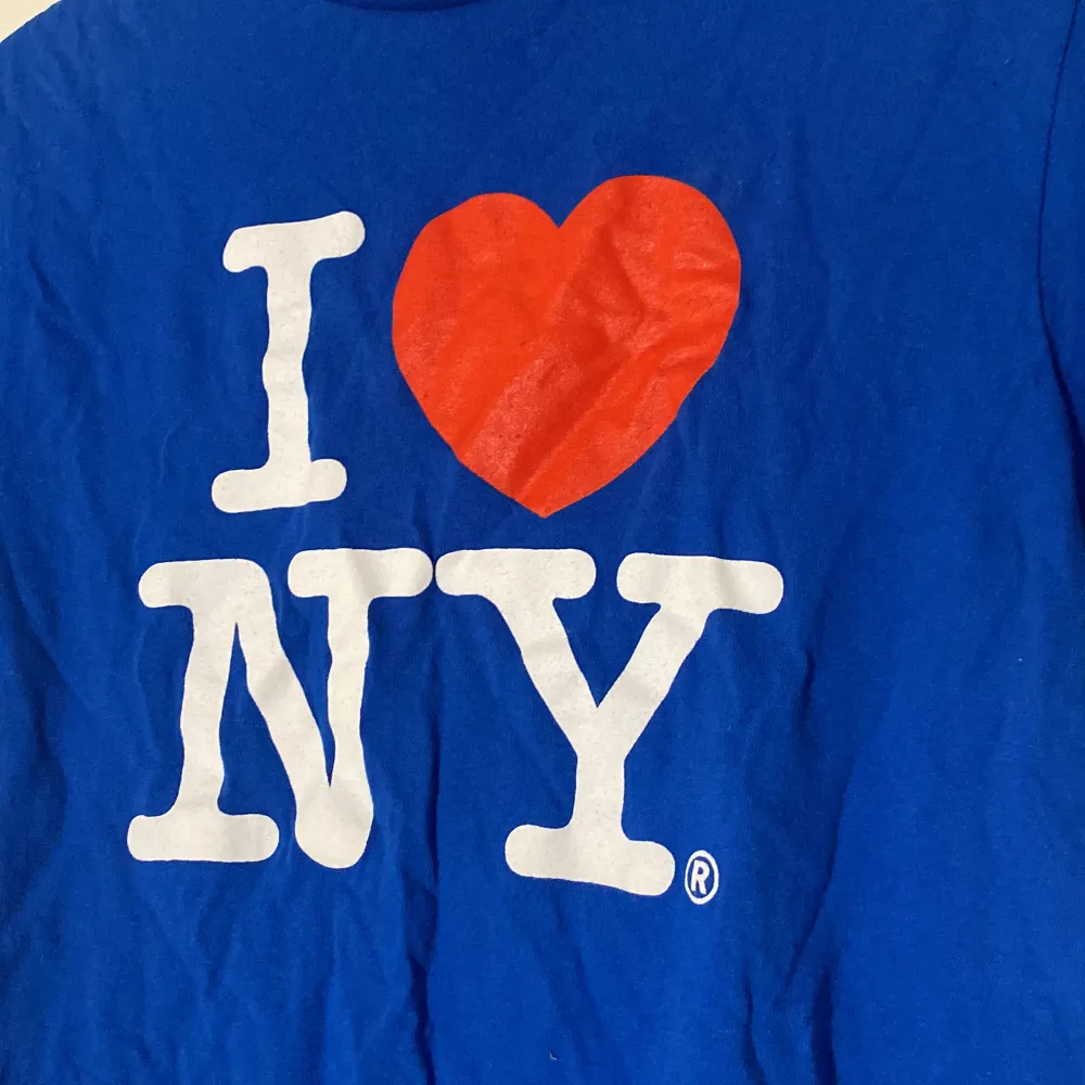 ”I ❤️ NY” oversized t-shirt köpt på JFK flygplats i new york! Använd ett fåtal gånger. Skulle passa M kanske L❤️. T-shirts.