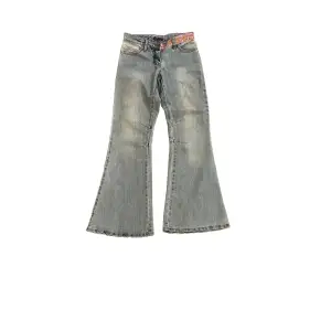 shooo, säljer det här paret Bootcut Y2K Jeans😻 Riktigt feta med knappt några tecken på slitage🥰 Måtten är  36cm rakt över midjan 98cm längd (ytter) 72cm längd (inner) 30cm benöppning Skriv ti mig ifall du har frågor💥 