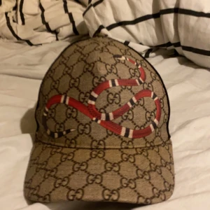 Gucci keps - Säljer nu min Gucci keps eftersom den ej kommer till användning helt ny skick denna modell är extremt sällsynt då den ej går att få tag på längre och slutades sälja för ett bra tag sen