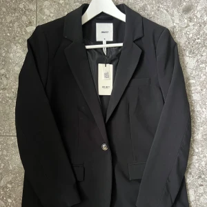 Helt ny kavaj  - Helt ny kavaj med prislapp.  Aldrig använd. Storlek 40 Nypris 700kr mitt pris 500kr inlkl spårbar frakt.