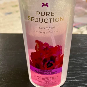 *NY*Victoria's Secret Luminous Fragrance Mist - Pure Seduction - Ny oanvänd, 250 ml.  Original Victoria's Secret Luminous Fragrance Mist Pure Seduction (Red plum & freesia) Sheer fragrance with touch of SHIMMER leaves skin radiant and perfectly scented.